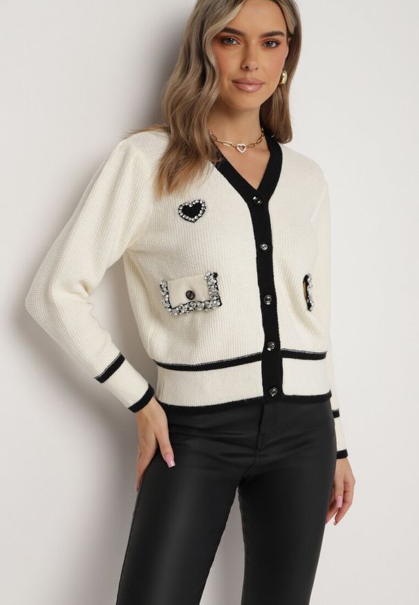 Born2be - Jasnobeżowy Sweter Kardigan z Wiskozy z Naszywką Serca i Perłowymi Kieszeniami Aradhya. Kolor: beżowy. Materiał: wiskoza. Wzór: aplikacja