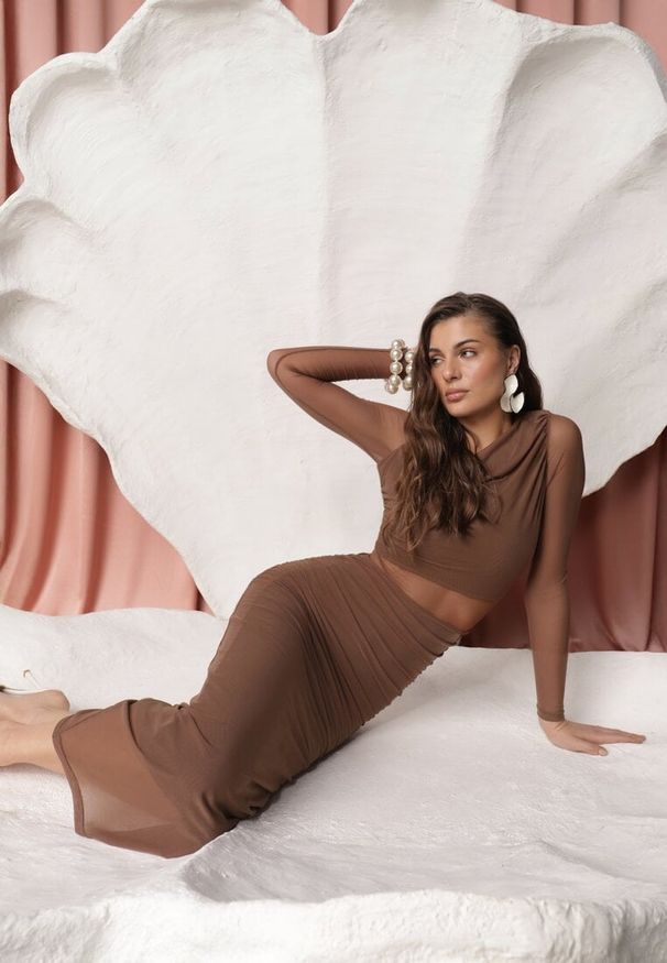 Renee - Brązowa Siateczkowa Sukienka Maxi o Dopasowanym Kroju Kremse. Kolor: brązowy. Materiał: wiskoza. Typ sukienki: sportowe. Styl: klasyczny, sportowy. Długość: maxi