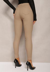 Renee - Beżowe Spodnie Skinny z Ekoskóry Operwena. Kolor: beżowy. Materiał: satyna. Styl: sportowy, elegancki #3