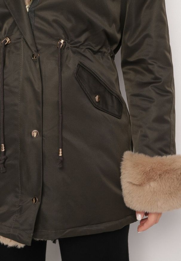 Born2be - Zielono-Beżowa Kurtka Parka z Kapturem i Odpinanymi Futerkowymi Zdobieniami Inessara. Okazja: na co dzień. Typ kołnierza: kaptur. Kolor: zielony. Materiał: skóra. Wzór: aplikacja. Styl: casual, elegancki