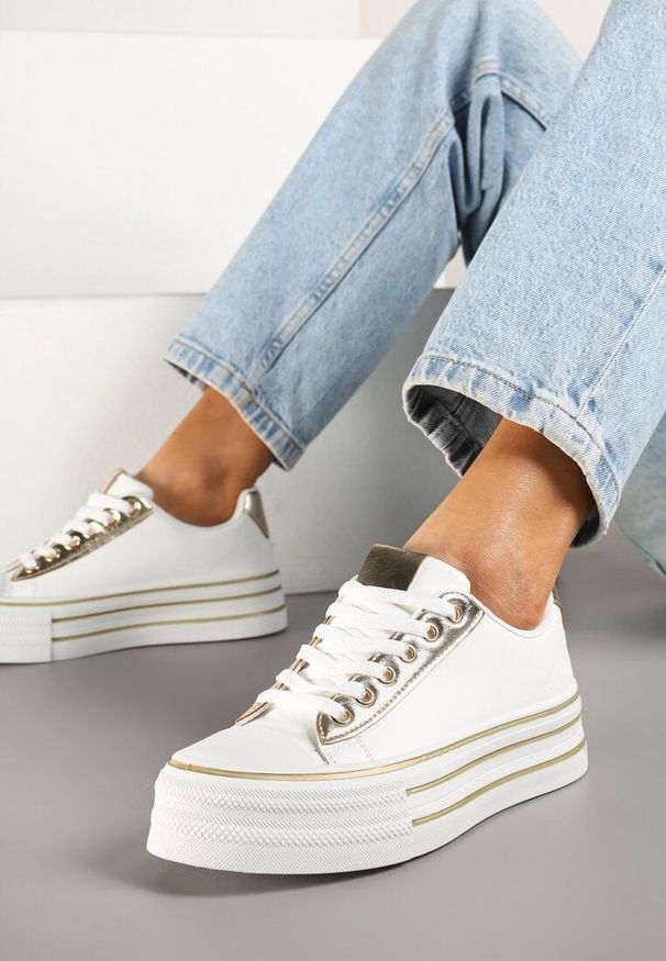 Renee - Biało-Złote Trampki na Platformie w Casualowym Stylu Ravilne. Okazja: na co dzień, na spacer. Zapięcie: sznurówki. Kolor: biały. Materiał: jeans. Obcas: na platformie. Styl: klasyczny, elegancki, casual. Wysokość obcasa: średni