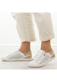 Białe skórzane półbuty damskie barefoot Jezzi Ol38-6. Okazja: na co dzień. Zapięcie: sznurówki. Kolor: biały. Materiał: skóra. Szerokość cholewki: normalna. Sezon: wiosna, jesień, lato. Styl: casual, klasyczny, sportowy #1