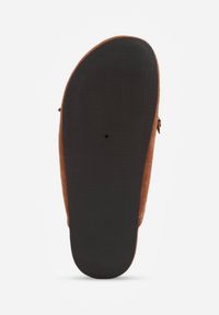 Renee - Brązowe Klapki VICES Mule Ozdobione Frędzlami Koralikami i Kokardą Eathelena. Okazja: na plażę. Kolor: brązowy. Wzór: aplikacja. Sezon: lato #4