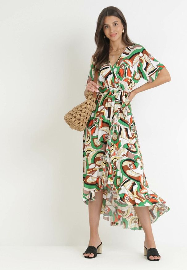 Born2be - Zielona Kopertowa Sukienka z Gumką w Pasie i Materiałowym Paskiem z Wiskozy Dionienne. Typ kołnierza: dekolt kopertowy. Kolor: zielony. Materiał: materiał, wiskoza. Długość rękawa: krótki rękaw. Sezon: wiosna, lato. Typ sukienki: kopertowe