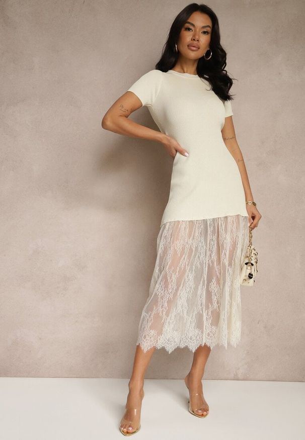 Renee - Beżowa Sukienka Prążkowana Ozdobiona Koronką Lorzedi. Kolor: beżowy. Materiał: koronka, prążkowany. Wzór: aplikacja, koronka. Sezon: lato. Styl: elegancki, klasyczny