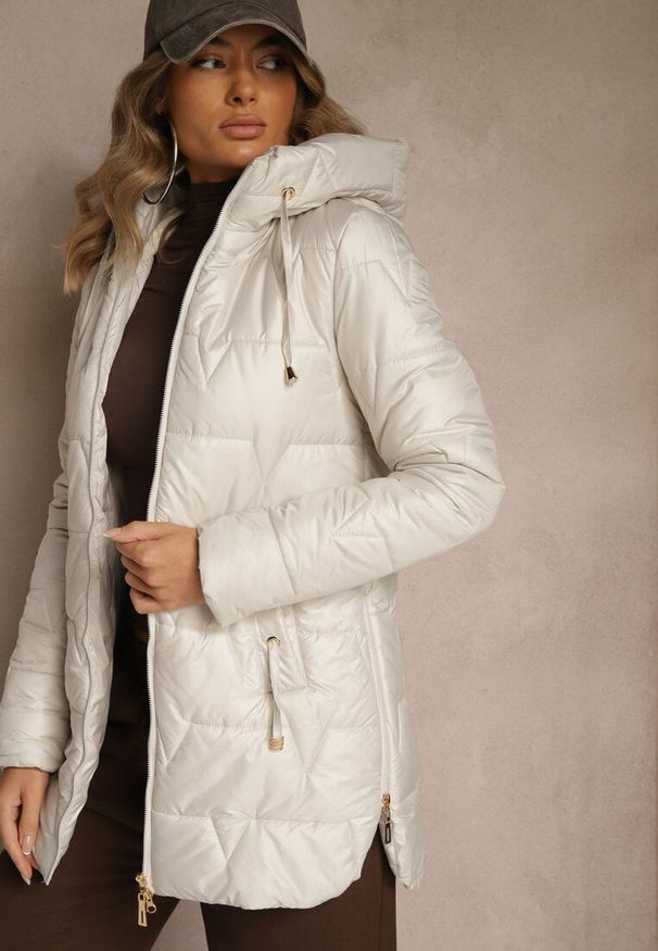 Renee - Jasnobeżowa Przejściowa Kurtka z Pikowanymi Przeszyciami Kapturem i Suwakami Taranessa. Okazja: na imprezę, na co dzień. Kolor: beżowy. Materiał: jeans, dzianina. Styl: casual, klasyczny, elegancki