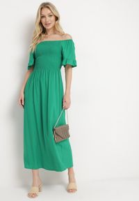 Born2be - Zielona Bawełniana Sukienka Hiszpanka z Marszczoną Górą o Rozkloszowanym Fasonie Lulvia. Typ kołnierza: dekolt hiszpanka. Kolor: zielony. Materiał: bawełna. Typ sukienki: rozkloszowane #1