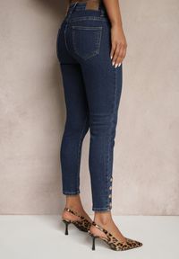 Renee - Granatowe Jeansy Skinny Ozdobione Guzikami Przy Kostce Selzedis. Kolor: niebieski. Wzór: aplikacja. Styl: elegancki, klasyczny #4