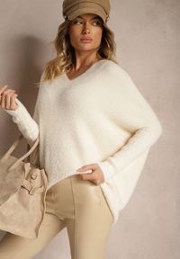 Renee - Beżowy Sweter z Dodatkiem Kaszmiru o Kroju Nietoperza Edalianna. Okazja: na co dzień. Kolor: beżowy. Materiał: kaszmir. Wzór: aplikacja. Styl: casual, elegancki