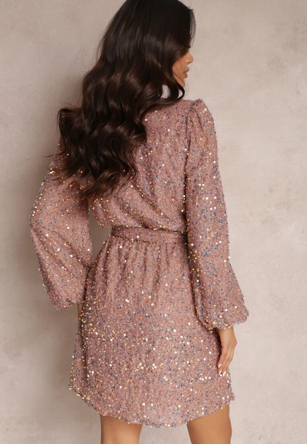 Renee - Różowa Sukienka Cekinowa z Kopertowym Dekoltem Voodek. Typ kołnierza: dekolt kopertowy. Kolor: różowy. Materiał: jeans. Typ sukienki: kopertowe. Styl: elegancki