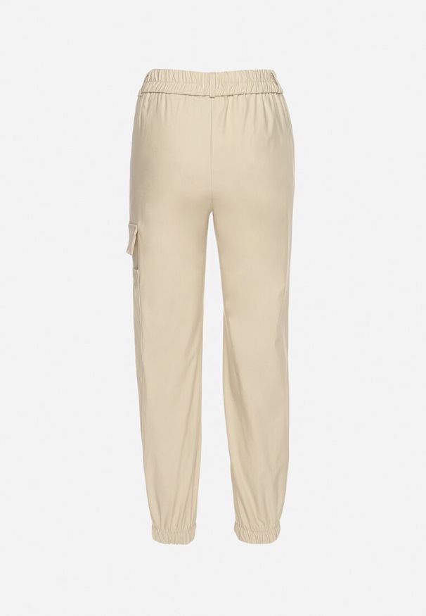 Born2be - Jasnobeżowe Spodnie Bojówki z Gumka w Pasie i na Dole przy Nogawkach Ozdobione Kieszenią z Klapą Veralie. Okazja: na co dzień. Kolor: beżowy. Materiał: bawełna. Wzór: aplikacja. Styl: elegancki, casual, militarny, klasyczny