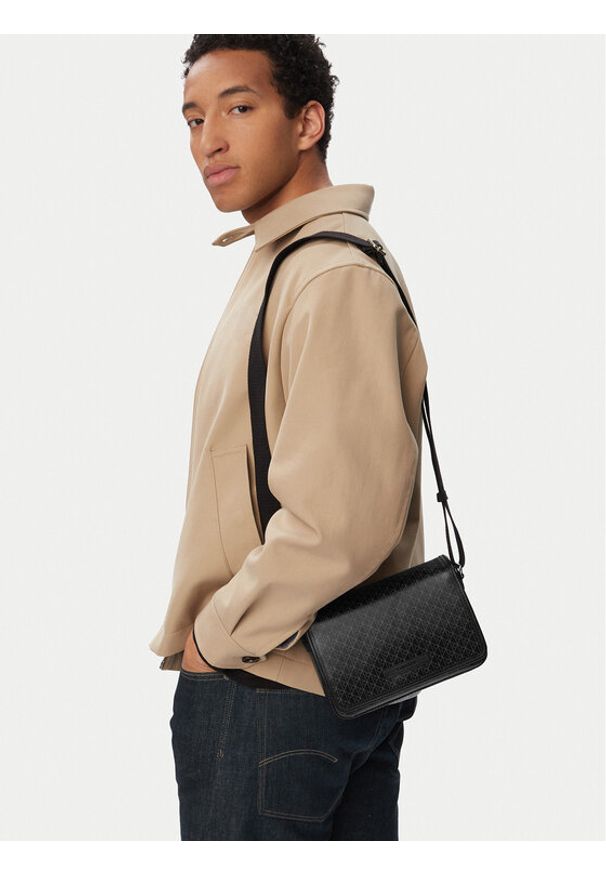 Calvin Klein Saszetka Emblem Aop Coated Small Flap Mes LV04D3396G Czarny. Kolor: czarny. Materiał: skóra