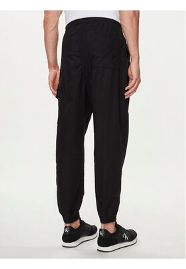 Calvin Klein Jeans Joggery Utility J30J325616 Czarny Regular Fit. Kolor: czarny. Materiał: bawełna