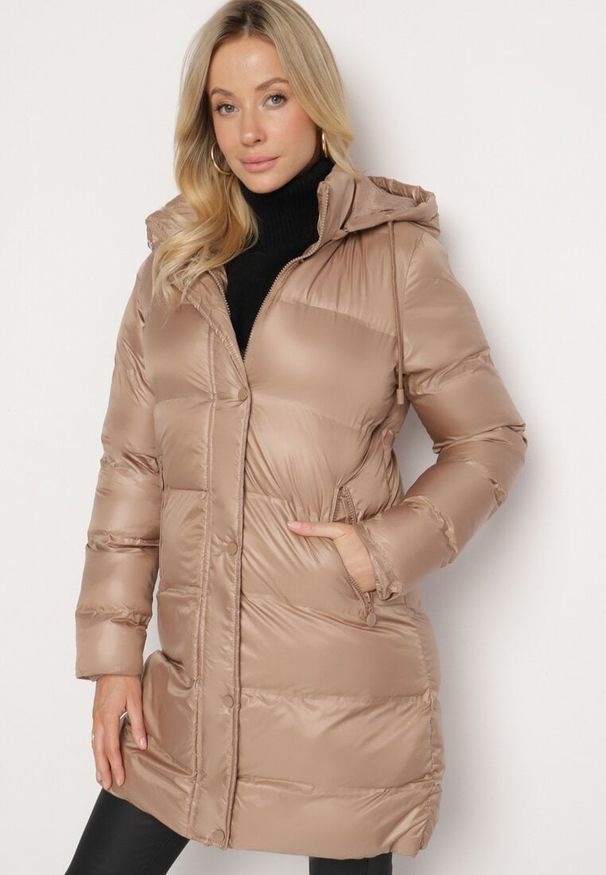 Born2be - Jasnobrązowa Pikowana Kurtka o Długim Kroju z Kapturem Kieszeniami i Dwustronnym Suwakiem Sanarose. Okazja: na spacer, na co dzień. Typ kołnierza: kaptur. Kolor: beżowy. Materiał: dzianina, jeans. Długość: długie. Wzór: aplikacja. Styl: casual, elegancki