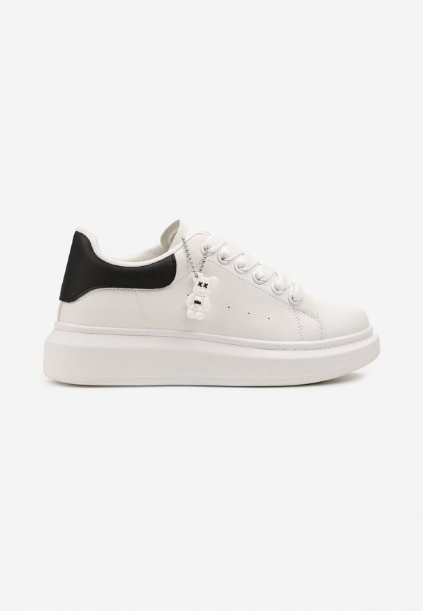 Renee - Biało-Czarne Casualowe Sneakersy z Zawieszką Misiem Ulevidia. Okazja: na co dzień. Zapięcie: sznurówki. Kolor: biały. Materiał: jeans. Wzór: aplikacja. Sezon: lato, wiosna