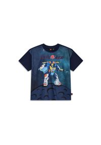 Koszulka Dziecięca LEGO Space Taffy 100 Granatowa. Kolor: niebieski. Długość rękawa: krótki rękaw. Długość: krótkie. Wzór: nadruk. Sezon: lato #1