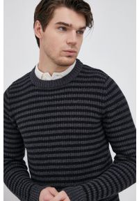 Selected Sweter z domieszką wełny męski kolor szary. Okazja: na co dzień. Kolor: szary. Materiał: wełna. Długość rękawa: długi rękaw. Długość: długie. Wzór: ze splotem. Styl: casual #3