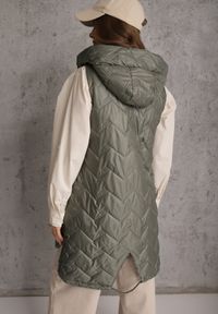 Renee - Zielona Długa Pikowana Kamizelka z Kapturem i Ozdobną Naszywką Mentape. Typ kołnierza: kaptur. Kolor: zielony. Długość: długie. Wzór: aplikacja. Styl: sportowy #6