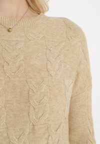 Born2be - Beżowy Sweter o Warkoczowym Splocie z Okrągłym Dekoltem Selinera. Kolor: beżowy. Materiał: dzianina. Wzór: ze splotem. Styl: klasyczny