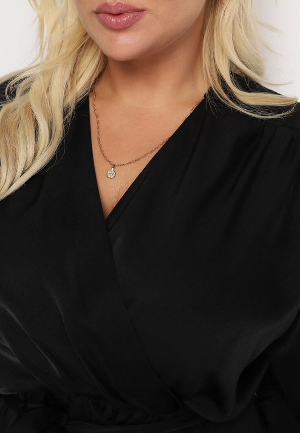 Born2be - Czarna Sukienka Maxi z Gumką w Pasie i Kopertowym Dekolcie Bertrama. Typ kołnierza: dekolt kopertowy. Kolor: czarny. Materiał: materiał. Typ sukienki: kopertowe. Długość: maxi
