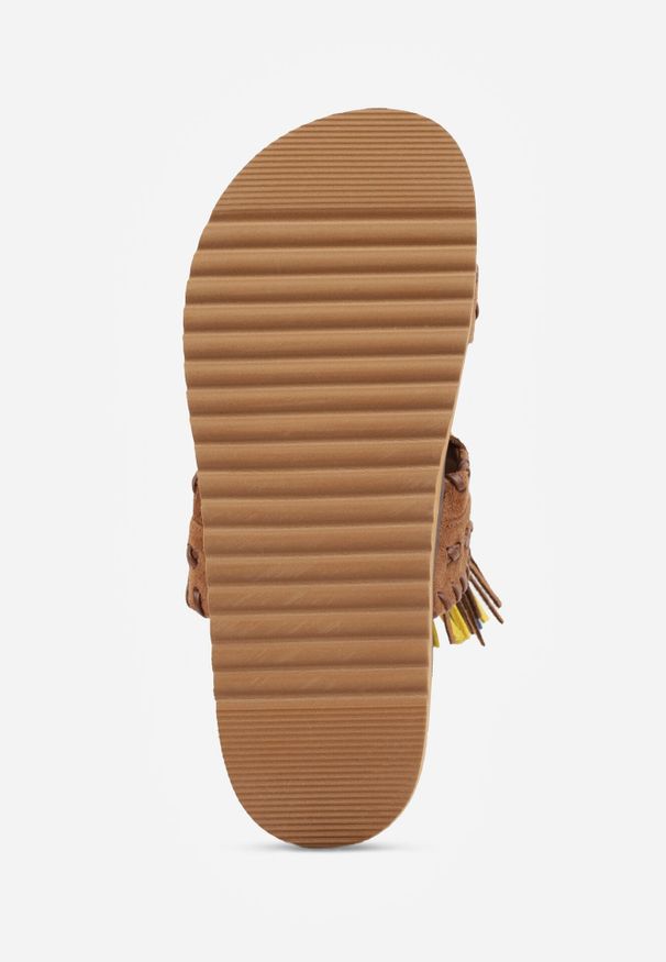 Born2be - Brązowe Płaskie Klapki Boho VICES z Imitacji Zamszu Zdobione Frędzlami Krili. Okazja: na spacer, na co dzień. Kolor: brązowy. Materiał: zamsz. Wzór: aplikacja. Sezon: lato. Obcas: na płaskiej podeszwie. Styl: boho