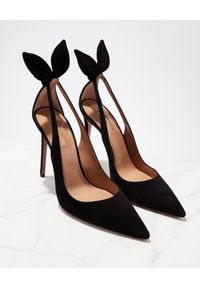 AQUAZZURA - Czarne szpilki zamszowe Bow Tie. Okazja: na spotkanie biznesowe. Kolor: czarny. Materiał: zamsz. Wzór: aplikacja. Obcas: na szpilce. Styl: biznesowy, klasyczny, wizytowy, elegancki. Wysokość obcasa: wysoki #4