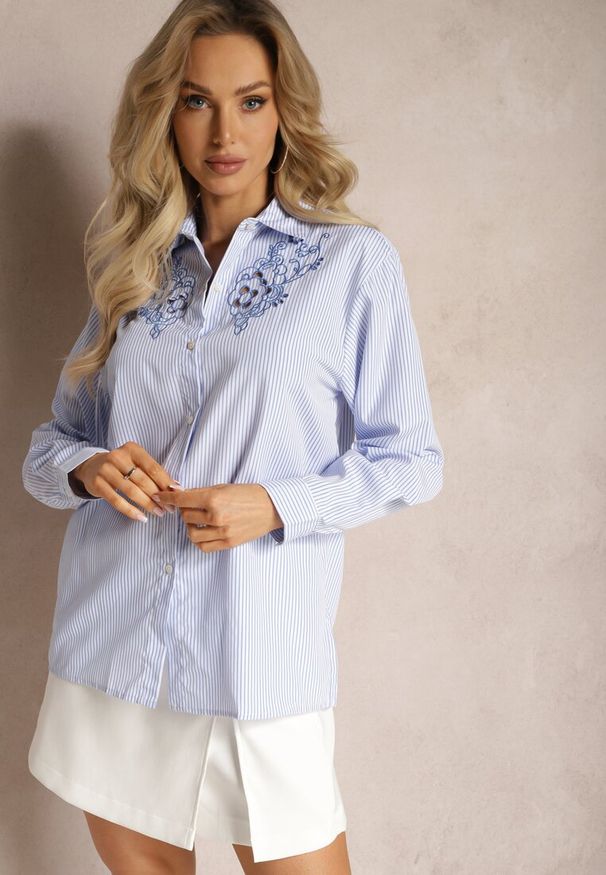 Renee - Jasnoniebieska Koszula Ozdobiona Ażurowym Haftem w Paski Ralline. Okazja: na co dzień, do pracy. Kolor: niebieski. Materiał: jeans. Wzór: ażurowy, aplikacja, haft, paski. Sezon: lato. Styl: casual, elegancki