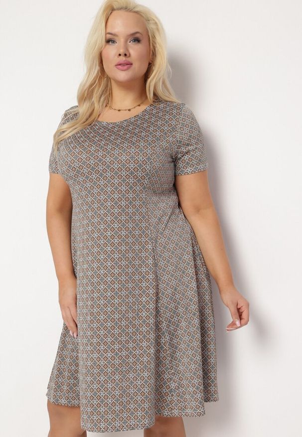 Born2be - Zielono-Beżowa Rozkloszowana Sukienka Mini z Elastycznej Wiskozy Annamarie. Kolor: zielony. Materiał: wiskoza. Długość: mini