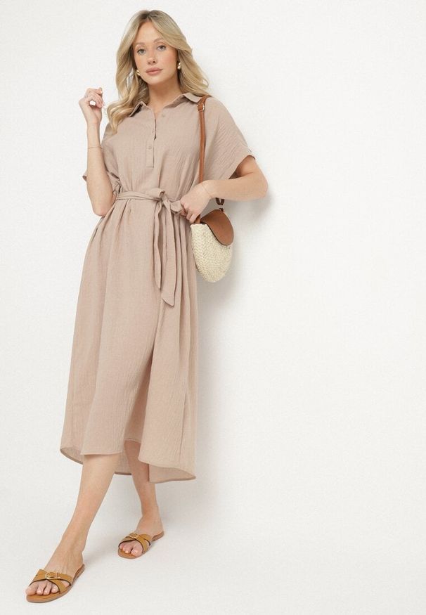 Born2be - Ciemnobeżowa Sukienka z Wiskozy o Koszulowym Kroju z Wiązanym Paskiem Danisna. Okazja: na co dzień. Kolor: beżowy. Materiał: wiskoza. Długość rękawa: krótki rękaw. Wzór: aplikacja. Typ sukienki: koszulowe. Styl: klasyczny, casual, elegancki. Długość: midi