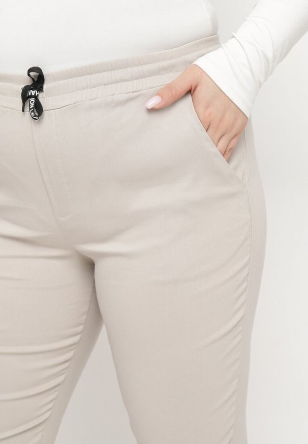 Born2be - Jasnobeżowe Casualowe Spodnie z Elastyczną Gumką w Pasie i Ozdobnymi Sznurkami Penderia. Okazja: na co dzień. Kolor: beżowy. Styl: casual