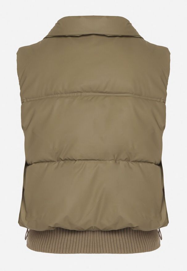 Born2be - Zielona Pikowana Kamizelka Przejściowa z Imitacji Skóry Isokira. Okazja: na co dzień. Typ kołnierza: kaptur. Kolor: zielony. Materiał: skóra. Wzór: aplikacja. Styl: casual