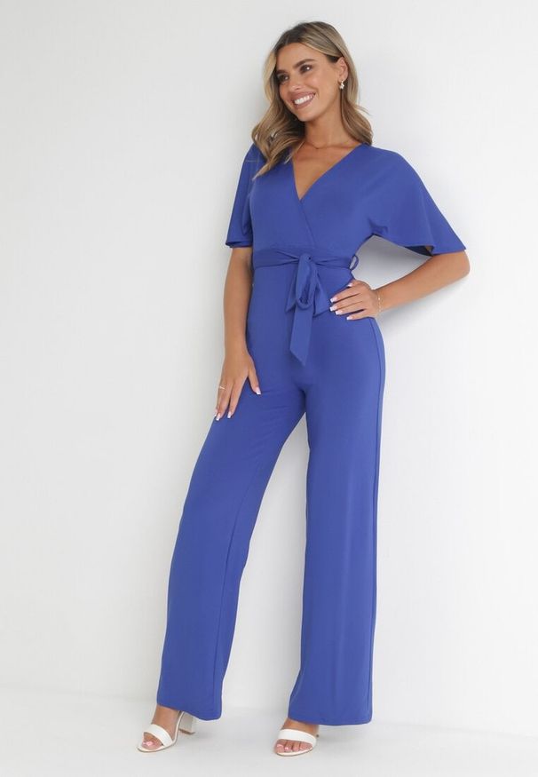 Born2be - Granatowy Długi Kombinezon z Kopertowym Dekoltem i Ozdobnym Wiązaniem Abrarani. Okazja: na spotkanie biznesowe. Kolor: niebieski. Długość: długie. Styl: elegancki, biznesowy