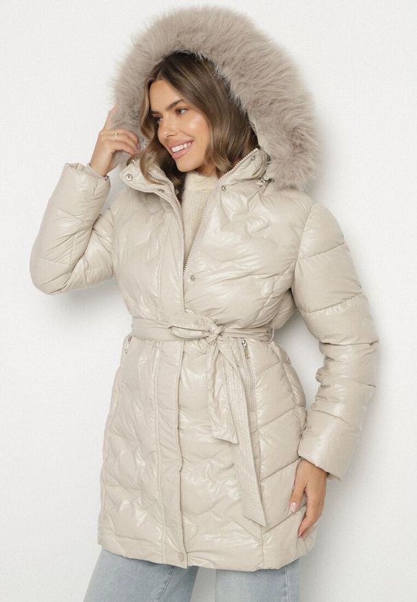 Born2be - Beżowa Pikowana Kurtka z Odpinanym Kapturem i Futerkiem Wiązana Paskiem Olenessa. Kolor: beżowy. Materiał: futro. Sezon: zima