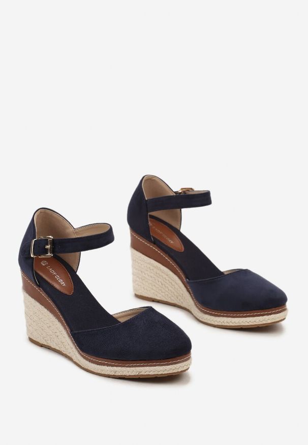 Born2be - Granatowe Sandały na Koturnie z Plecionki i Zapięciem na Sprzączkę Jessaln. Okazja: na spacer. Zapięcie: sprzączka. Kolor: niebieski. Sezon: lato. Obcas: na koturnie. Styl: elegancki. Wysokość obcasa: średni