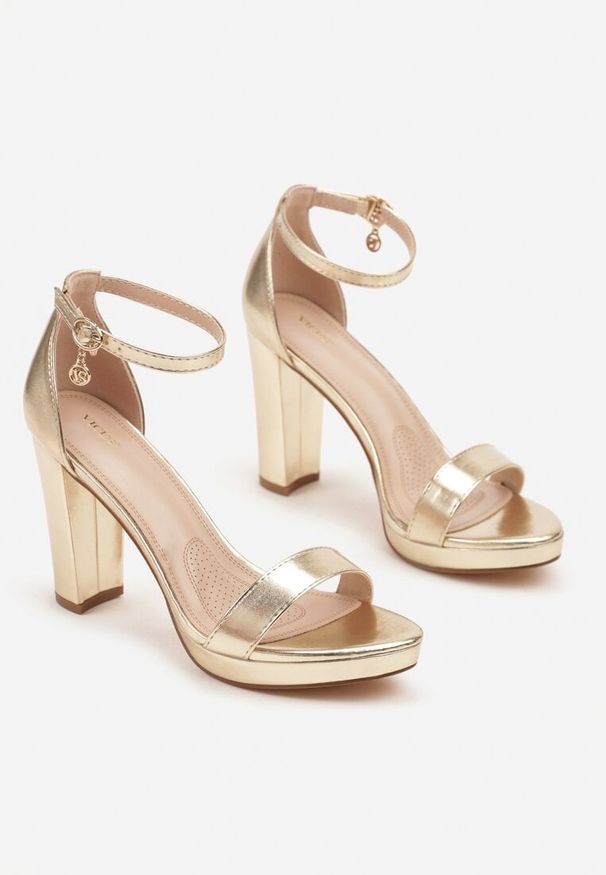 Renee - Złote Basicowe Sandały Vices na Platformie i Słupku Taeli. Okazja: na co dzień. Zapięcie: sprzączka. Kolor: złoty. Obcas: na platformie. Styl: elegancki, klasyczny, casual. Wysokość obcasa: średni