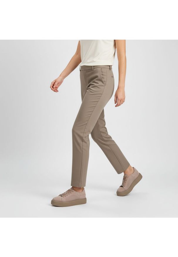 Sneakersy damskie Filippo, cholewka skóra naturalna zamszowa z perforacją sznurowanie klasyczne miękko wykończony kołnierz przy kostce, beżowe, DP750. Okazja: na spacer, na co dzień. Zapięcie: sznurówki. Kolor: beżowy. Materiał: zamsz, skóra. Szerokość cholewki: normalna. Styl: klasyczny