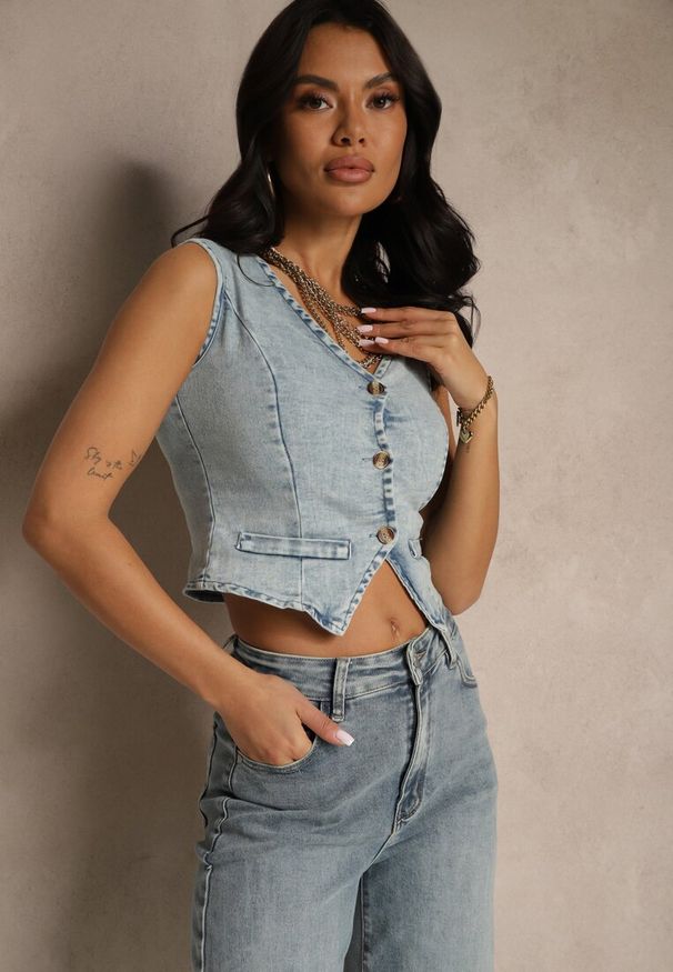 Renee - Jasnoniebieska Kamizelka Jeansowa z Bawełną Ozdobiona Imitacją Kieszeni Mailirisa. Okazja: na co dzień. Kolor: niebieski. Materiał: bawełna, jeans. Wzór: aplikacja. Styl: klasyczny, casual, elegancki