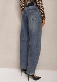 Renee - Niebieskie Bawełniane Jeansy Boyfriend High Waist Ozdobione Paskiem Elvittia. Okazja: na co dzień. Stan: podwyższony. Kolor: niebieski. Wzór: aplikacja. Styl: elegancki, casual