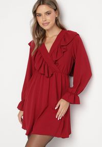 Born2be - Bordowa Rozkloszowana Sukienka o Kopertowym Kroju z Falbankami Celonara. Okazja: na imprezę. Typ kołnierza: kołnierz z falbankami. Kolor: czerwony. Typ sukienki: kopertowe. Styl: elegancki #2