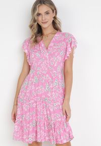 Born2be - Różowa Sukienka Rozkloszowana z Falbankami Pillia. Typ kołnierza: kołnierz z falbankami. Kolor: różowy. Typ sukienki: kopertowe. Długość: mini #1