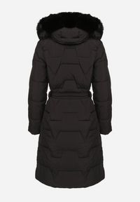 Born2be - Czarna Pikowana Kurtka z Wiązanym Paskiem i Kapturem z Futerkiem Veratta. Okazja: na co dzień. Kolor: czarny. Materiał: futro. Styl: casual, elegancki #3