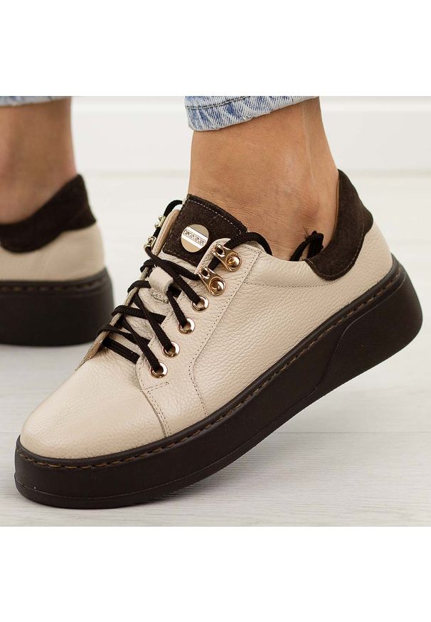 DEONI - Beżowe skórzane sneakersy damskie Deoni D650A. Okazja: na co dzień. Nosek buta: okrągły. Zapięcie: sznurówki. Kolor: beżowy. Szerokość cholewki: normalna. Materiał: skóra. Sezon: wiosna, jesień. Obcas: na platformie. Styl: casual, elegancki, sportowy, klasyczny