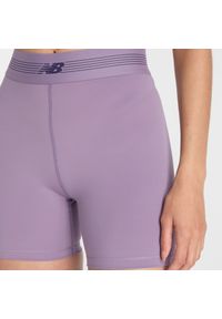 Spodenki damskie New Balance WB61E4GEAA5 – fioletowe. Stan: podwyższony. Kolor: fioletowy. Materiał: poliester, lycra, materiał. Wzór: gładki. Sport: fitness #3