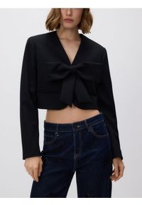 Reserved - Krótka marynarka z kokardą - czarny. Typ kołnierza: kokarda. Kolor: czarny. Materiał: wiskoza, tkanina. Długość: krótkie #1