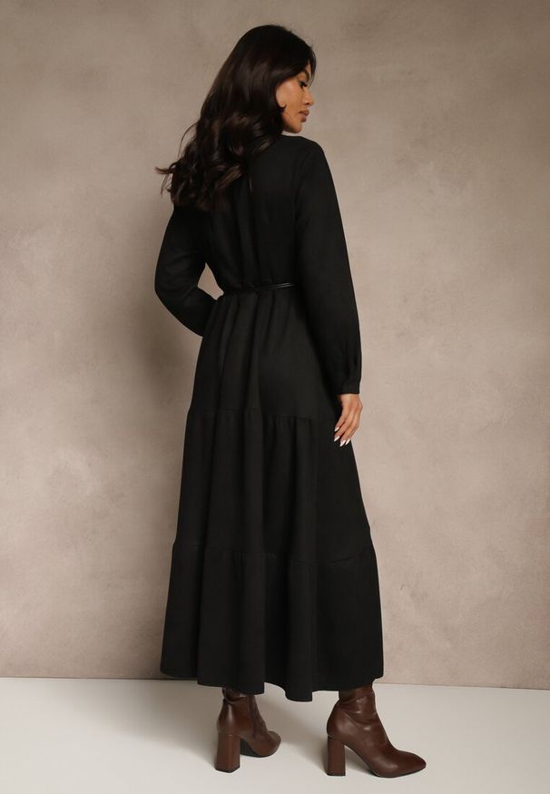 Renee - Czarna Sukienka Koszulowa z Wiskozy Ozdobiona Paskiem Retelsa. Okazja: na co dzień. Kolor: czarny. Materiał: wiskoza. Wzór: aplikacja. Typ sukienki: koszulowe. Styl: casual