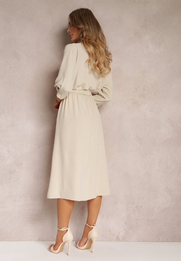 Renee - Beżowa Sukienka Canopis. Typ kołnierza: dekolt kopertowy. Kolor: beżowy. Materiał: tkanina, materiał. Typ sukienki: kopertowe. Styl: elegancki. Długość: midi