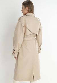 Born2be - Beżowy Płaszcz Trencz Dwurzędowy z Paskiem Cloimia. Okazja: na co dzień. Kolor: beżowy. Materiał: dzianina. Długość rękawa: długi rękaw. Długość: do kolan. Styl: wizytowy, casual, klasyczny, elegancki #2