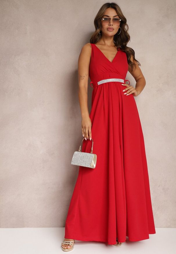 Renee - Bordowa Rozkloszowana Sukienka z Wycięciem i Paskiem w Cyrkonie Elineta. Kolor: czerwony. Materiał: materiał. Styl: elegancki