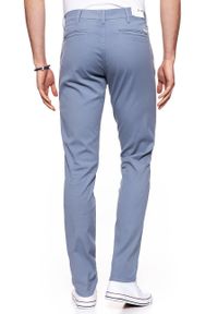 Wrangler - WRANGLER SPODNIE MĘSKIE CHINO FLINSTONE BLUE W16LHE13F. Materiał: materiał