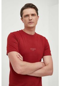 Guess t-shirt bawełniany kolor bordowy z aplikacją. Kolor: czerwony. Materiał: bawełna. Wzór: aplikacja. Styl: klasyczny